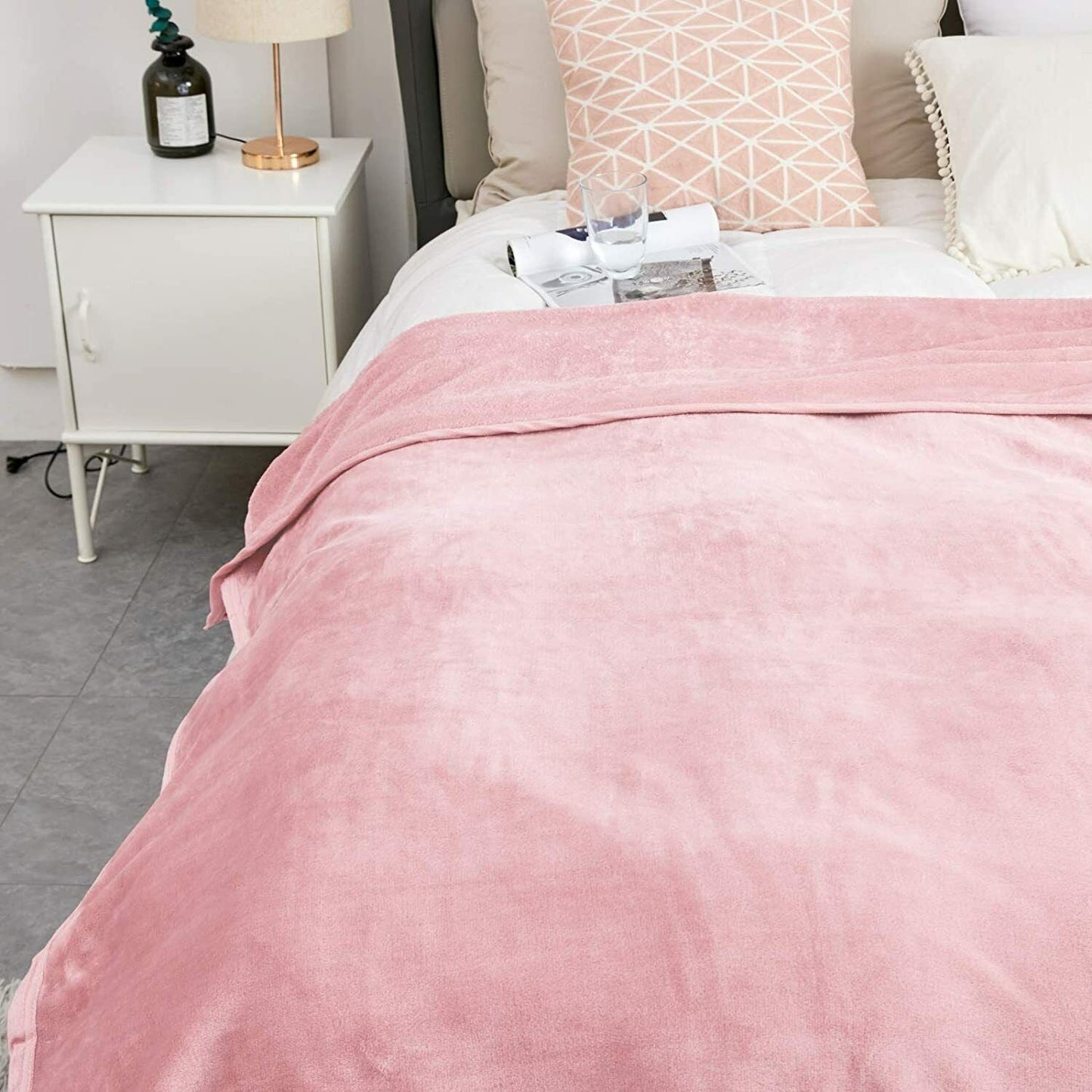 Large Luxury Soft Fleece Throw Blanket - Suitable for Every Weather