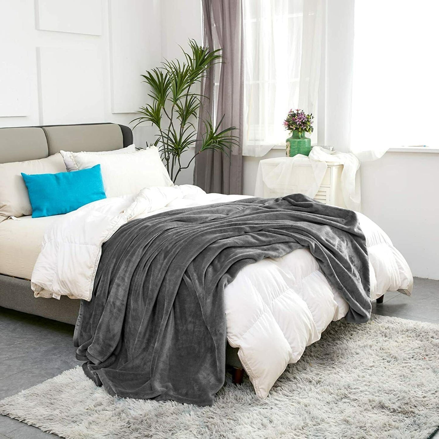 Large Luxury Soft Fleece Throw Blanket - Suitable for Every Weather